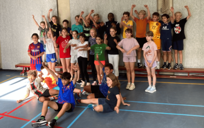 Clinic voor Leidse scholieren ter promotie van vrouwenbasketbal